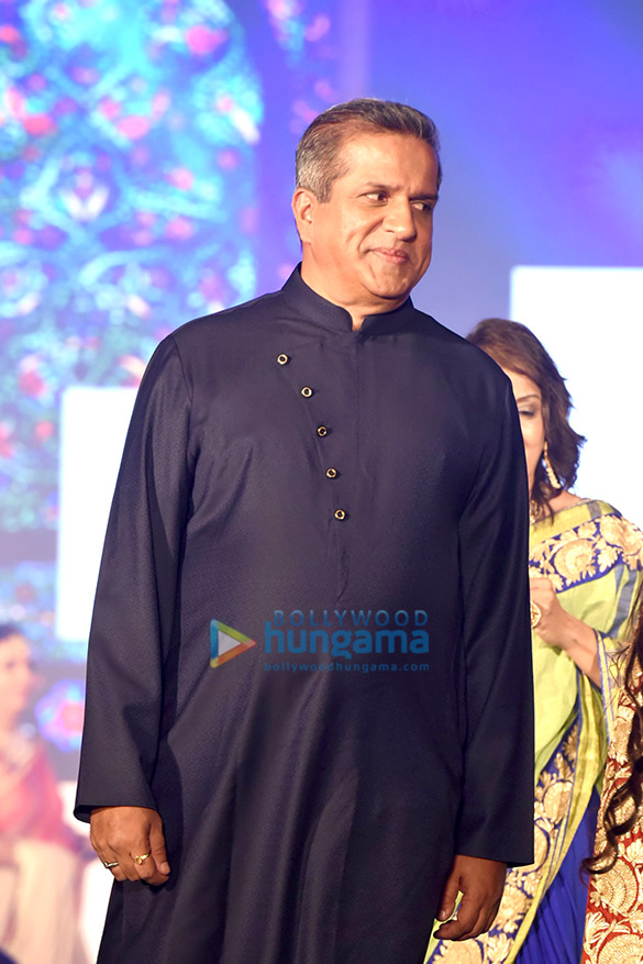 shamita shetty and sayami kher walk for roopa vohra 8