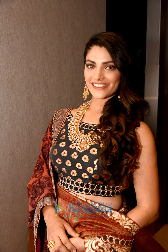 shamita shetty and sayami kher walk for roopa vohra 9