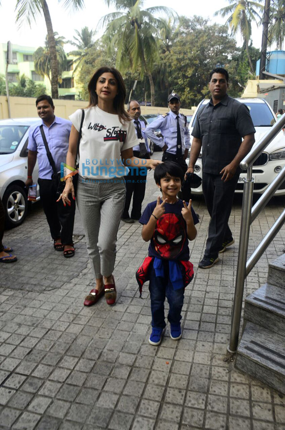 shilpa shetty spotted with son at pvr juhu 4