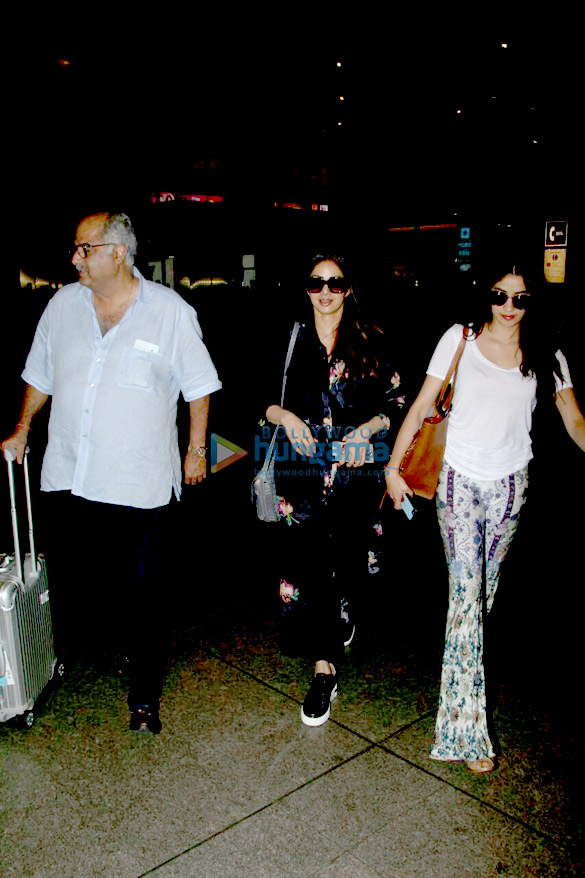 sridevi and family snapped returning from goa 6