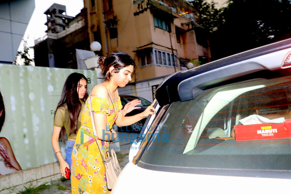 sridevis daughter khushi kapoor snapped in juhu 3