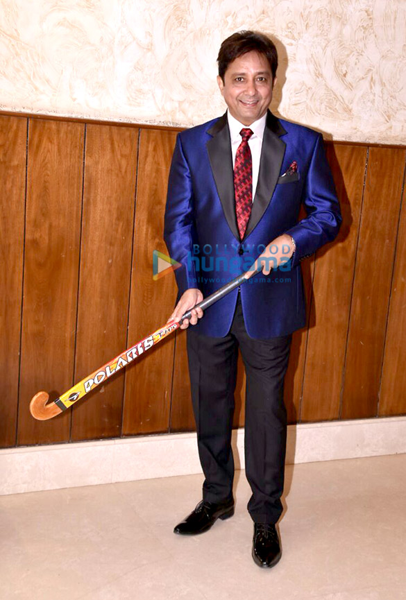 sukhwinder singh felicitates players of the indian womens hockey team 4