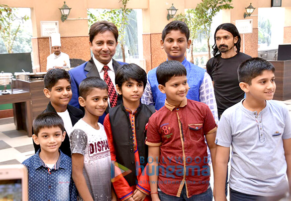 sukhwinder singh felicitates players of the indian womens hockey team 5