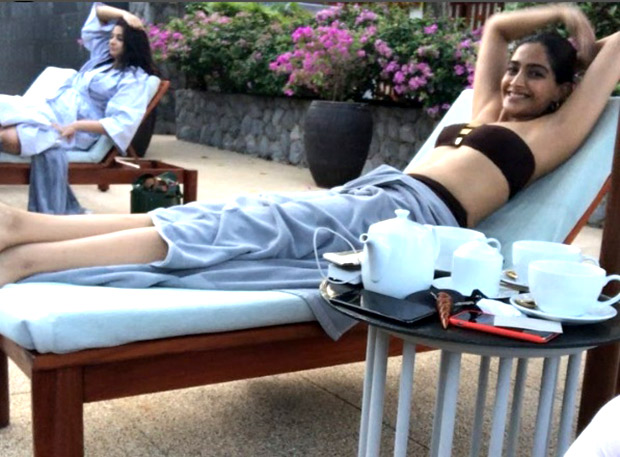 WATCH Sonam Kapoor enjoys some downtime by poolside before shooting for Veere Di Wedding in Phuket (2)