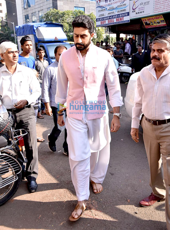 abhishek bachchan attends neeraj voras funeral 1