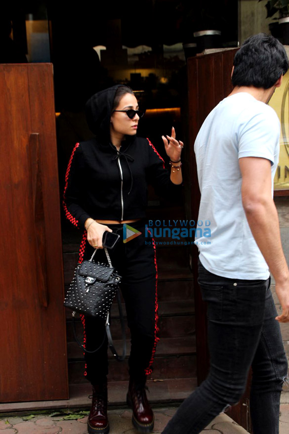 ahaan shetty spotted with tania shroff at bandra 3