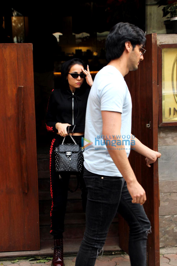 ahaan shetty spotted with tania shroff at bandra 4