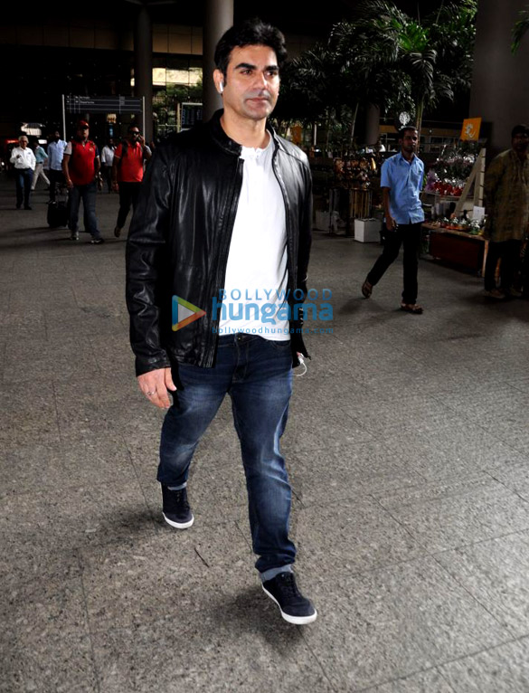 ajay devgn arbaaz khan and sharman joshi snapped at the airport 2
