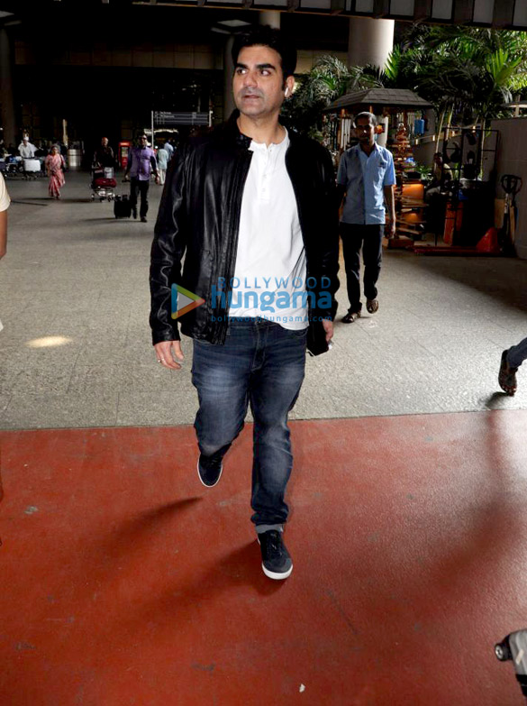 ajay devgn arbaaz khan and sharman joshi snapped at the airport 5