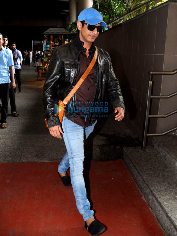 ajay devgn arbaaz khan and sharman joshi snapped at the airport 6