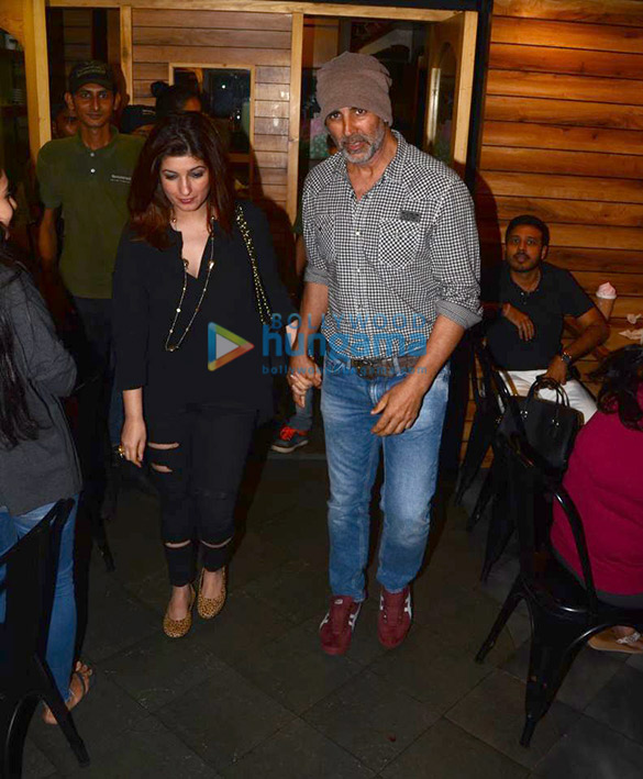 akshay kumar and twinkle khanna spotted at farmers cafe bandra 1