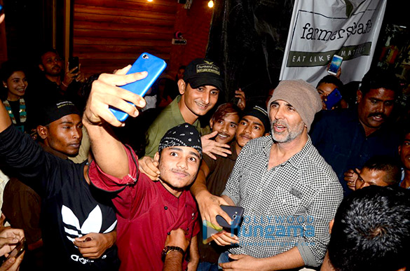 akshay kumar and twinkle khanna spotted at farmers cafe bandra 5