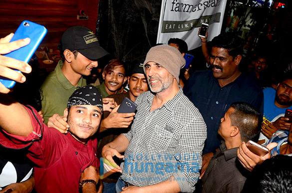 akshay kumar and twinkle khanna spotted at farmers cafe bandra 6