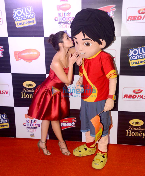 alia bhatt varun dhawan and kriti sanon grace nickelodeon kids choice awards 5