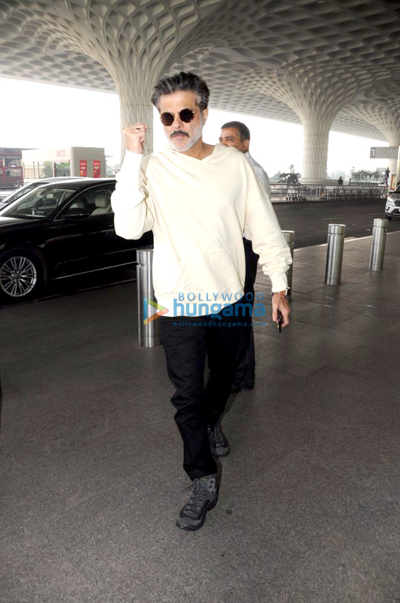 anil kapoor gurmeet chaudhary and others snapped at the airport 3