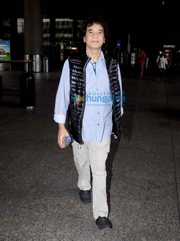 anushka sharma and deepika padukone snapped at the airport 3