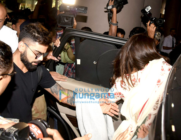 anushka sharma and virat kohli snapped at the airport 6