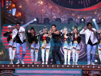 Celebs walk the red carpet of Star Screen Awards 2017