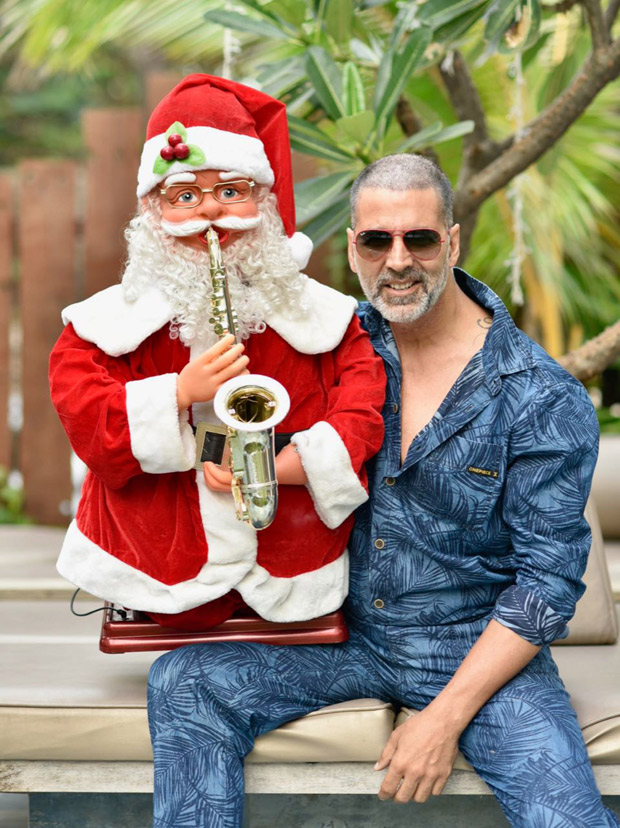Check out Akshay Kumar flaunts his new buzz cut to kick start Christmas celebrations!