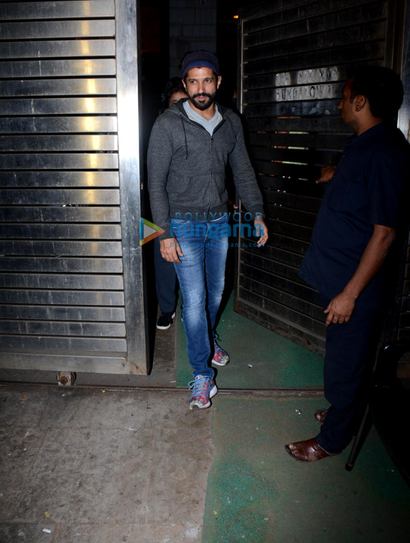 farhan akhtar ritesh sidhwani shweta nanda and karan johar spotted at zoya akhtars house 5