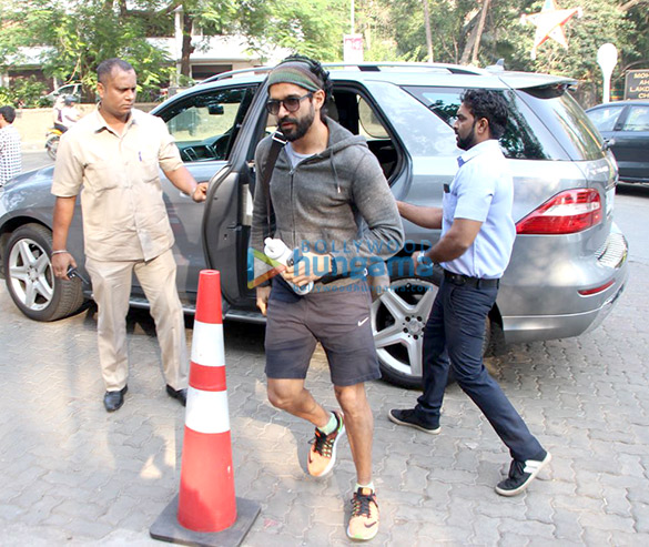 farhan akhtar spotted at otters club 4
