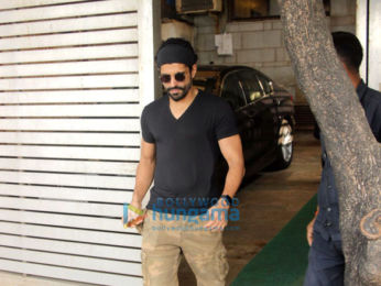 Farhan Akhtar spotted at Zoya Akhtar's residence