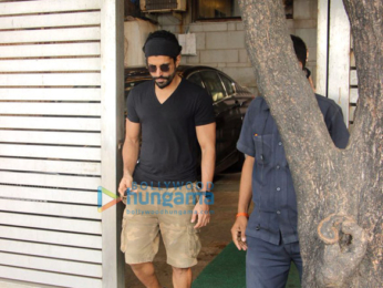 Farhan Akhtar spotted at Zoya Akhtar's residence