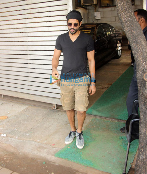 farhan akhtar spotted at zoya akhtars residence 4