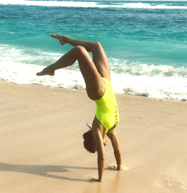 HOTNESS Jacqueline Fernandez flaunts her beach body in fluorescent swimsuit in Bali (3)