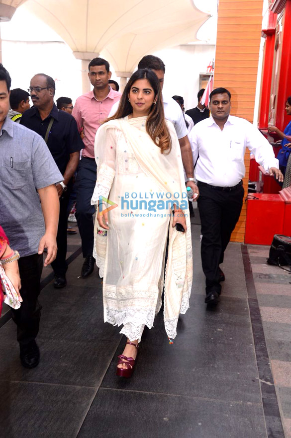 isha ambani celebrate christmas with underprivileged children at hamleys 5