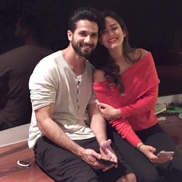 It's a family night for Shahid Kapoor, Mira Rajput and Ishaan Khatter (6)