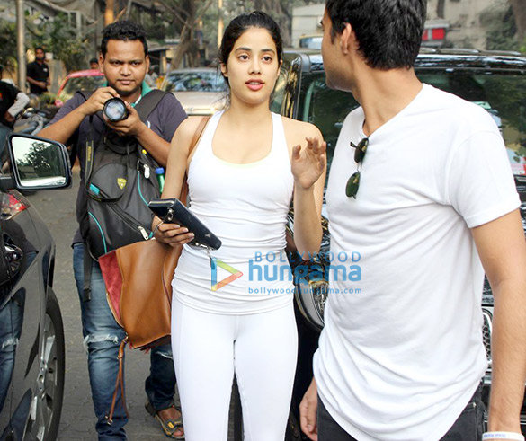 jahnvi kapoor spotted at kitchen garden 4