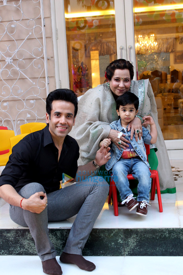 karan johar with roohi and yash at tusshar kapoors son laksshyas christmas party 12