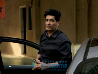 Kareena Kapoor Khan and Karisma Kapoor snapped at Manish Malhotra’s relative's residence