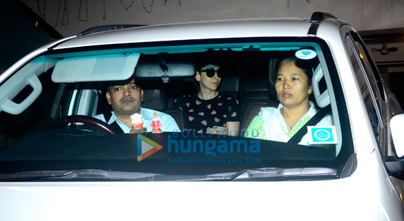 karisma kapoor snapped at kareena kapoors place 4
