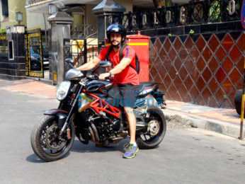 Kunal Khemu spotted on bike at Bandra