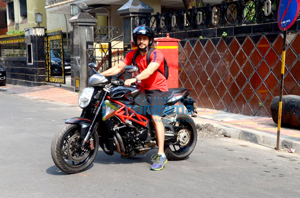 kunal khemu spotted on bike at bandra 4