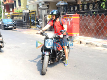 Kunal Khemu spotted on bike at Bandra