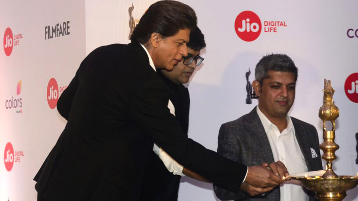 “Mein Waqt Par Aata Hu, Dunia Waqt Par Nahi Chal Rahi”: SRK’s HILARIOUS Comment On Being On Time “Mein Waqt Par Aata Hu, Dunia Waqt Par Nahi Chal Rahi”: SRK’s HILARIOUS Comment On Being On Time