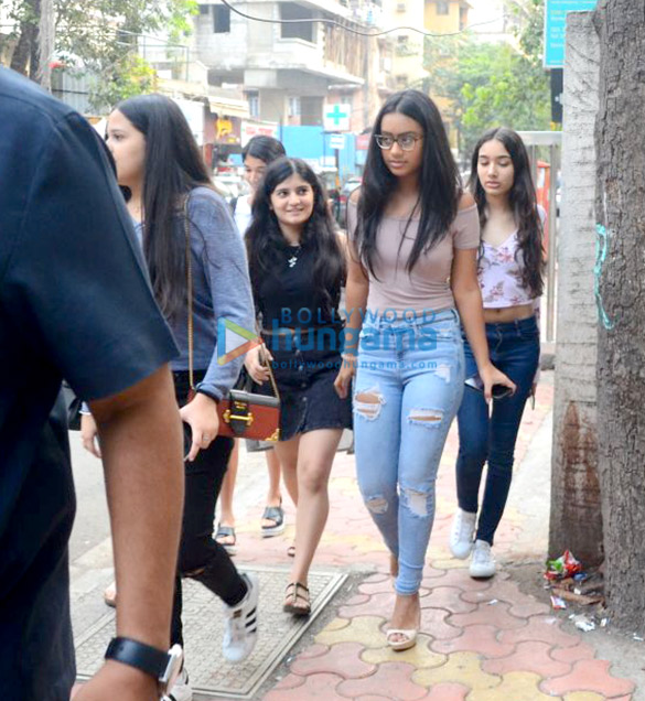 nysa devgn spotted with friends in bandra 1