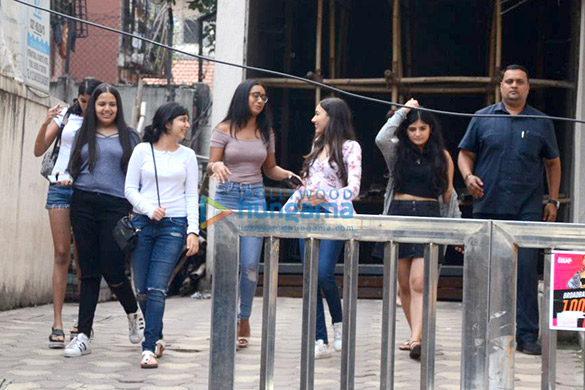 nysa devgn spotted with friends in bandra 4