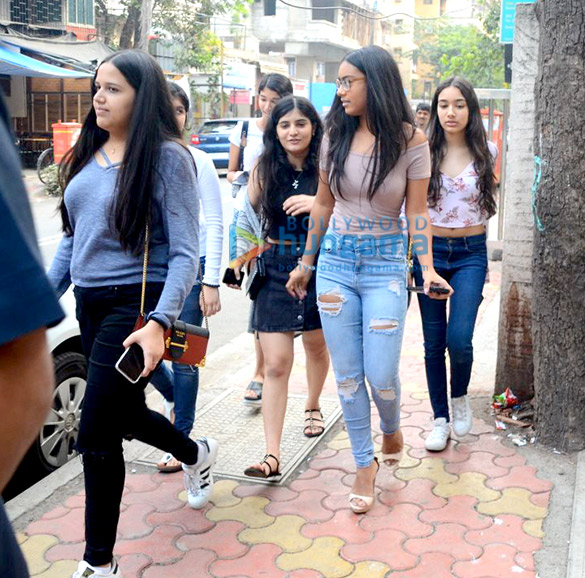 nysa devgn spotted with friends in bandra 5