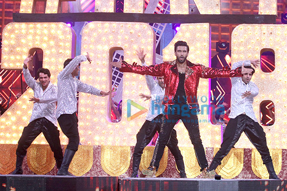 priyanka chopra katrina kaif varun dhawan ranveer singh and others perform at zee cine awards 2017 1