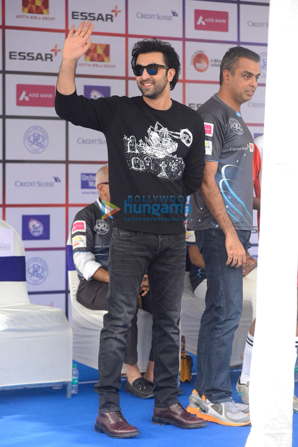 ranbir kapoor gets felicitated by the mayor of london 11