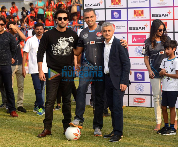 ranbir kapoor gets felicitated by the mayor of london 2