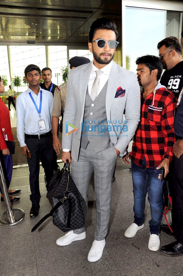 ranveer singh karisma kapoor and others snapped at the airport 2
