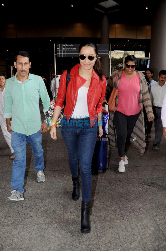 ranveer singh karisma kapoor and others snapped at the airport 9