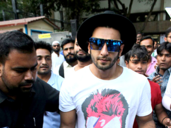 Ranveer Singh snapped greeting his fans