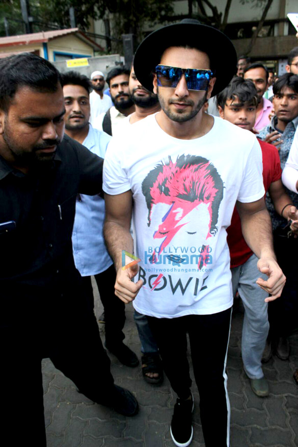 ranveer singh snapped greeting his fans 3