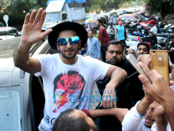 Ranveer Singh snapped greeting his fans